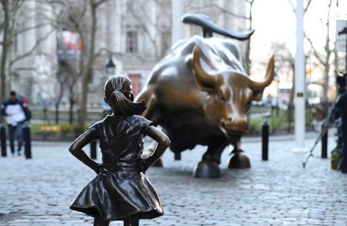 無(wú)畏的女孩對(duì)峙銅�?jpg.jpg 無(wú)畏的女孩對(duì)峙銅�?jpg.jpg