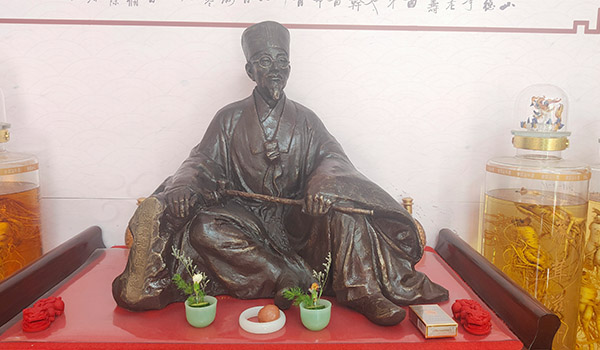 老中醫(yī)鑄�?jpg.jpg 老中醫(yī)鑄�?jpg.jpg