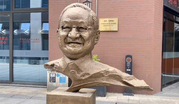 金庸.jpg 金庸.jpg